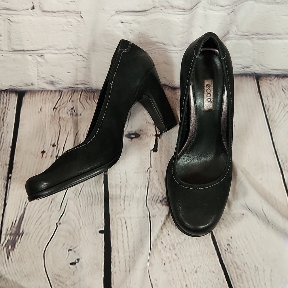 Ecco women's texture leather pumps